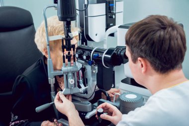 Onu görme göz doktoru ile kontrol kadın kıdemli. Tıbbi malzeme. Coreometry.