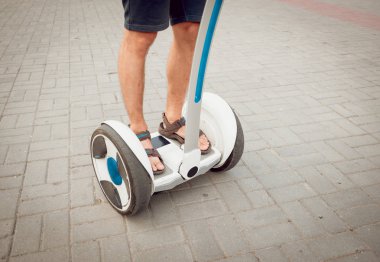 Beyaz delikanlı segway Şehir Parkı içinde sürme