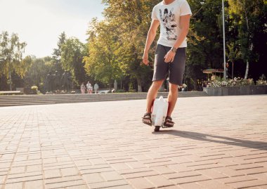 Genç kişini Solowheel Şehir Parkı