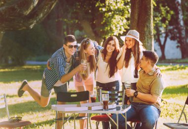 Parkta piknik neşeli arkadaşlar. Gülümseyen ve söz.