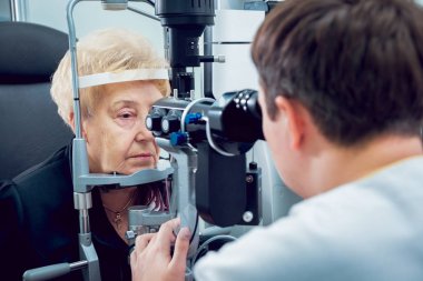 Onu görme göz doktoru ile kontrol kadın kıdemli. Tıbbi donatımı.