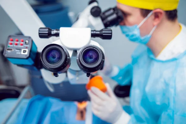 Mujer Joven Revisando Visión Con Oftalmólogo Equipos Médicos —  Fotos de Stock