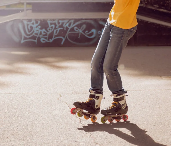 Joven Rodillo Practicando Trucos Skatepark —  Fotos de Stock
