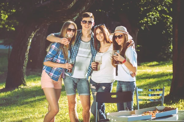 Amici Caucasici Allegri Picnic Nel Parco Sorridere Parlare — Foto Stock