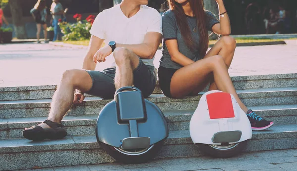 Jovem Casal Caucasiano Montando Segways Parque — Fotografia de Stock