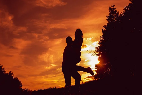 Jovem Casal Divertindo Pôr Sol Parque — Fotografia de Stock