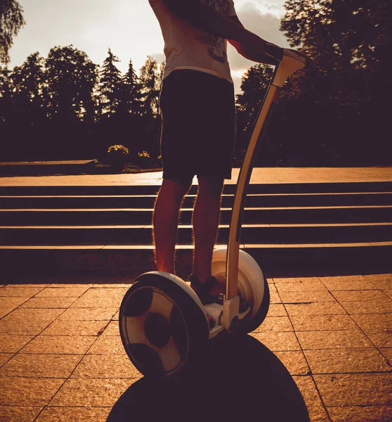 Jovem Caucasiano Homem Montando Segway Parque Cidade — Fotografia de Stock