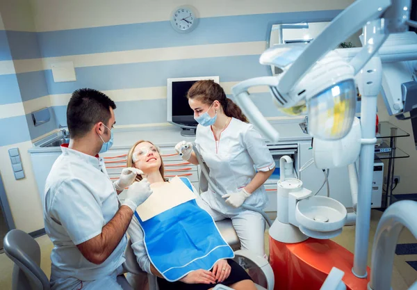 Mujer Caucásica Joven Con Médicos Consultorio Dental Equipos Médicos — Foto de Stock