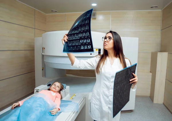 Young Female Doctor Little Girl Patient Mri Room Hospital Medical — Stock Photo, Image