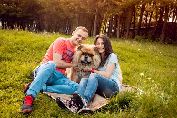 Young Couple Dog Chow Chow Walking Park Having Good Time — Stock Photo, Image