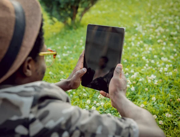 Junger Afrikaner Mit Tablet Grünen Stadtpark — Stockfoto