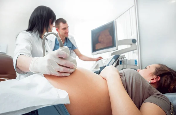 Vrouwelijke Arts Patiënt Van Jonge Zwangere Vrouw Met Man Echografie — Stockfoto