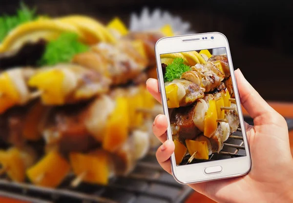 Stekt Kött Grillen Med Mörk Bakgrund Bilden Tagen Med Telefon — Stockfoto