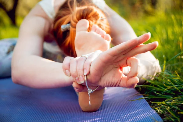 Ung Flicka Öva Yoga Park — Stockfoto