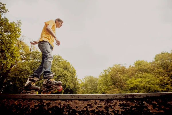 Genç silindir skatepark hileler yapıyor