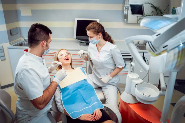 Young Caucasian Woman Doctors Dental Office Medical Equipment — Stock Photo, Image