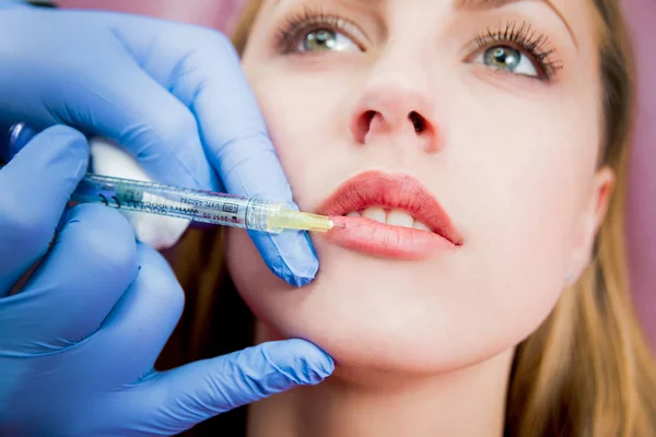 Schoonheidsspecialiste Patiënt Kliniek Voor Esthetische Geneeskunde Injectie — Stockfoto