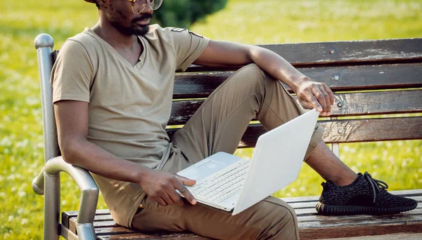 Молодий Африканський Чоловік Капелюсі Окулярах Ноутбуком Зеленому Міському Парку — стокове фото
