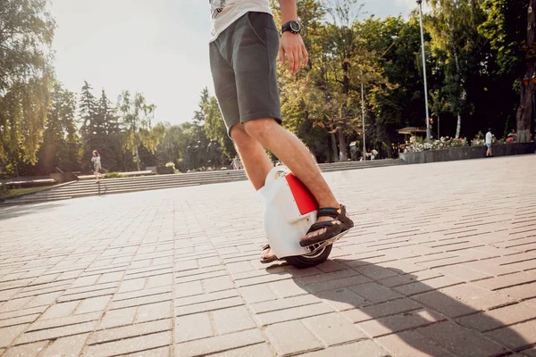 Jonge Man Rijden Solowheel Stadspark — Stockfoto