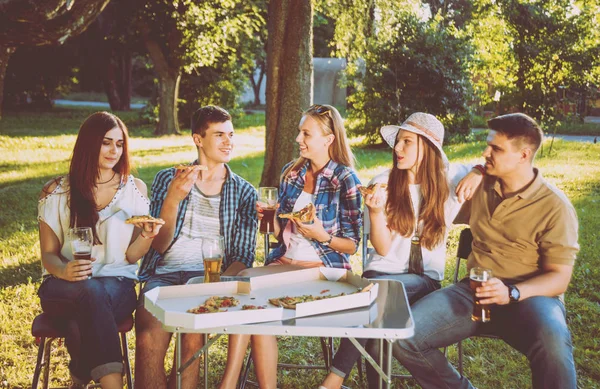 Fröhliche Freunde Beim Picknick Park Lächeln Und Reden — Stockfoto