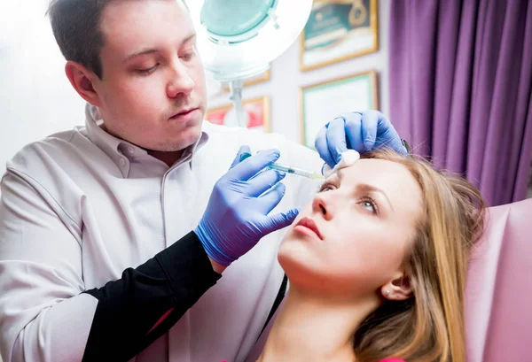 Schoonheidsspecialiste Patiënt Kliniek Voor Esthetische Geneeskunde Injectie — Stockfoto