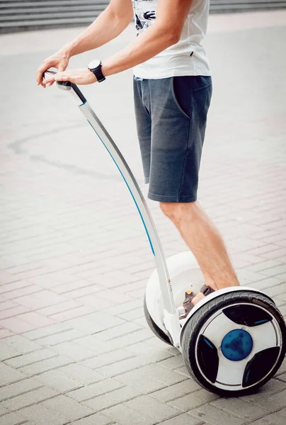 Jovem Caucasiano Homem Montando Segway Parque Cidade — Fotografia de Stock