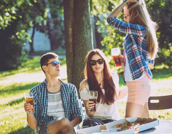 Fröhliche Kaukasische Freunde Beim Picknick Park Lächeln Und Reden — Stockfoto