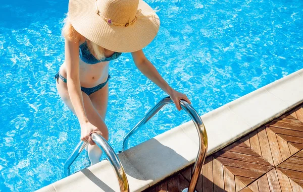 여자는 수영장에서 편안한 — 스톡 사진