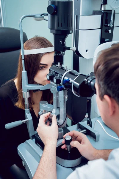 Νεαρή Γυναίκα Έλεγχος Της Όρασης Οφθαλμίατρο Ιατρικός Εξοπλισμός — Φωτογραφία Αρχείου