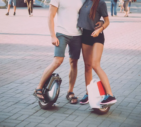 Jeune Couple Caucasien Équitation Segways Dans Parc — Photo