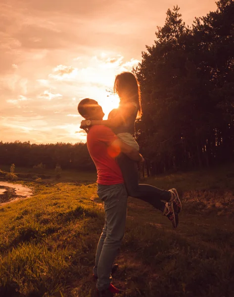 Jovem Casal Divertindo Pôr Sol Parque — Fotografia de Stock