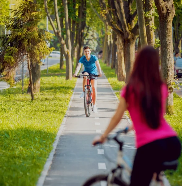 Jovem Casal Caucasiano Ciclismo Pista Bicicleta Verde Dia Ensolarado — Fotografia de Stock