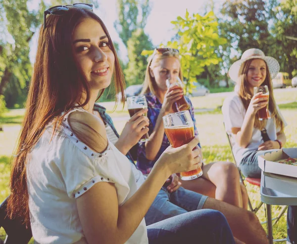 Fröhliche Freunde Trinken Bier Bei Picknick Park — Stockfoto