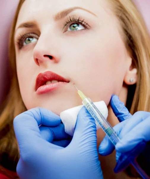 Schoonheidsspecialiste Patiënt Kliniek Voor Esthetische Geneeskunde Injectie — Stockfoto