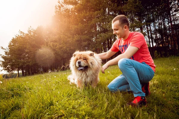 Ung Man Med Sin Hund Chow Chow Promenader Parken Och — Stockfoto