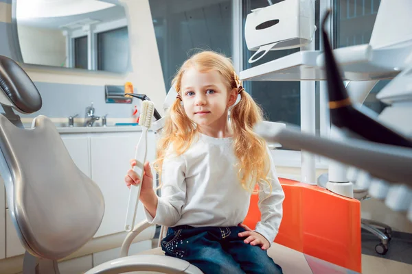 Маленькая Веселая Девочка Двумя Хвостиками Рыжих Волос Стоматологической Клинике — стоковое фото