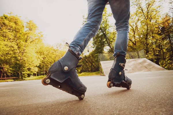 Het Beoefenen Van Jonge Roller Trucs Skatepark — Stockfoto