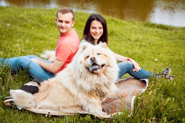 Pareja Joven Con Perro Chow Chow Paseando Por Parque Divirtiéndose — Foto de Stock