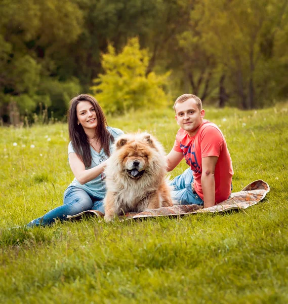 Jovem Casal Com Seu Cão Chow Chow Andando Parque Divertindo — Fotografia de Stock