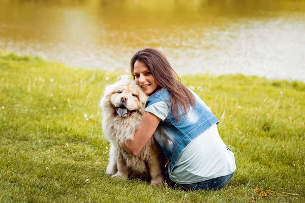 Onu köpek uyumak parkta yürüyüş ve iyi vakit geçiren genç esmer kızla