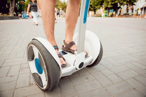 Jovem Caucasiano Homem Montando Segway Parque Cidade — Fotografia de Stock