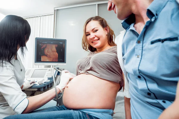 Женщина Врач Молодая Беременная Женщина Пациент Мужем Узи Диагностика Сонография — стоковое фото