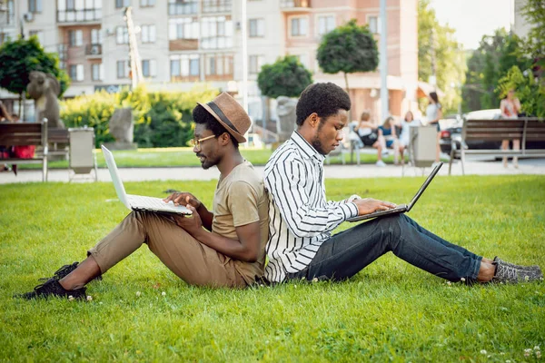 Afrikalı Öğrenciler Eğitim Yeşil Park — Stok fotoğraf