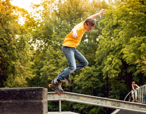 Genç silindir skatepark hileler yapıyor