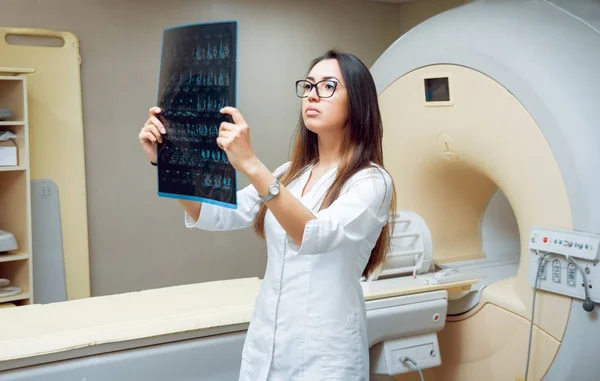 若い女性の中東の医者は Mri 画像を見てします 医療機器 — ストック写真