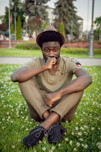 Jonge Afrikaanse Man Met Hoed Bril Enjoing Wandeling Het Groene — Stockfoto