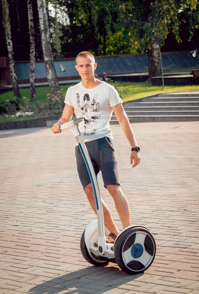 Jovem Caucasiano Homem Montando Segway Parque Cidade — Fotografia de Stock