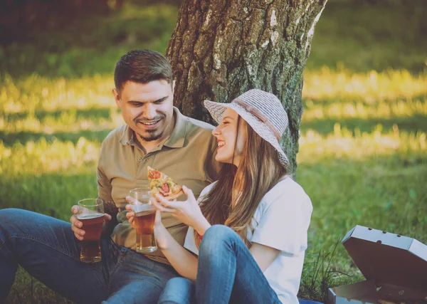 Bon Couple Sur Pique Nique Dans Parc Manger Pizza Boire — Photo