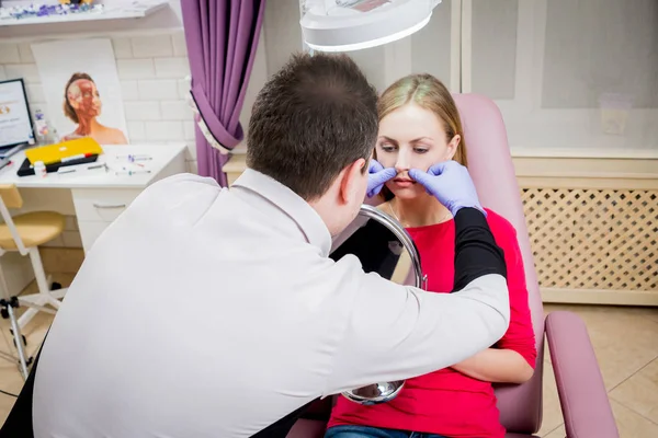 Şevval Özçelik Güzellik Estetik Tıp Kliniği Hastada Enjeksiyon — Stok fotoğraf