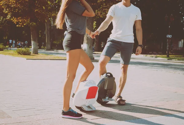 Junges Kaukasisches Paar Reitet Segways Park — Stockfoto